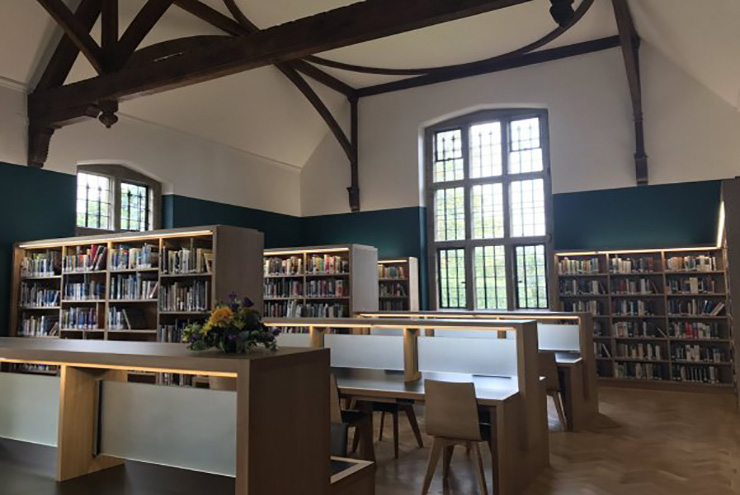 Библиотека классов c. Shrewsbury School Library. Двухэтажная библиотека в школе. Библиотека в английской школе. Первая библиотечная школа в США.